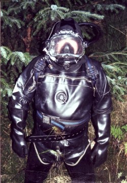 rubbvigo:  guysinrubberdrysuits:  Rubber Divers &amp; Drysuits from the Web 1843  Ohhhhhhhhh yes, yeahhhhhh come on