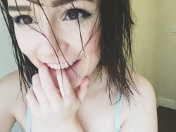 merchant-shipss:  agingb0nes:  Hi yes I have wet hair  If I could look like anyone it’d be this girl, so fucking perfect 