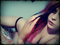 Mygirlfund&rsquo;s Kawaii showing off her bra and panties in this artistic self-shot pic