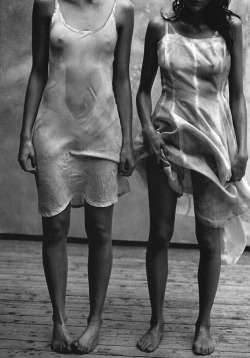 hurtos:  Missy Rayder &amp; Mini Anden. Peter Lindbergh. Vogue Italia, 1997.