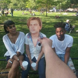 beben-eleben:  My Day With Leo: Guy Replaces People’s Heads With Leo DiCaprio 