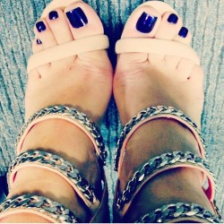 ifeetfetish:  Pezinhos lindos com dedos longos da @camila_rosolim 😘👣 #pezinhos #pezinhosdivinos #footfetish #feet #longtoes #dedoslongos #podolatria #purpletoes #shoes #perfectfeet #piedi #pieds #sandals #sapatos #perfecttoes #sexyfeet #pesfemininos