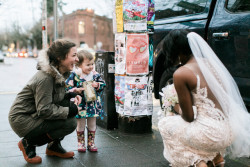 accras:  awwww-cute: Little girl thinks bride is the Princess from her favourite book (Source: http://ift.tt/2s0fF7z) Beautiful story! 