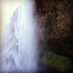 That orange dot on the right… Yup. A person. Huge frackin #iceland #waterfall. (at Seljalandsfoss)