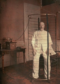 Stop-ondes, 1910. Homme se livrant à l’expérience de la cage de Faraday, mise au point par le physicien britannique Michael Faraday (1791-1867), qui consiste à s’enfermer dans une enceinte afin de s’isoler des effets électriques et électromagnétiques