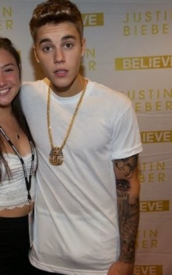 justinbiebersbulge:  I think if I ever got to meet Justin, I’d literally grope him. LOOK.