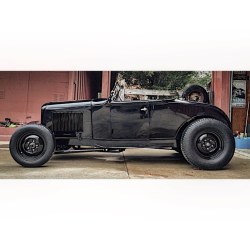 this-old-stomping-ground:  Had to push it out of the garage to check it out… #glossblackisthenewblack #coalbinroadster 