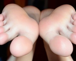 asianxfeetfetish:  I mean….How can you resist these….Follow me for more Asian girls beauty feet and sole~https://www.tumblr.com/blog/asianxfeetfetish