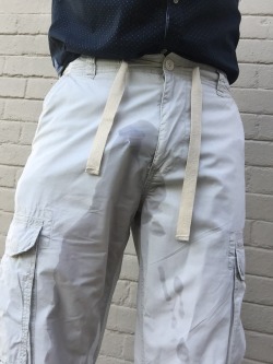 sabound2bfun:  Wet cotton pants… 