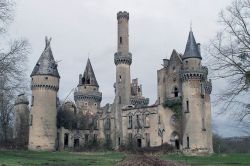 clavicle-moundshroud:  A beautiful sadness: The Abandoned Chateau de Bagnac 