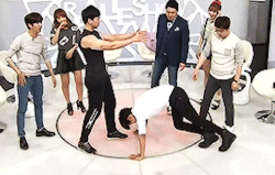 cha-yoni: hakyeon doing handstand push-ups *u* 