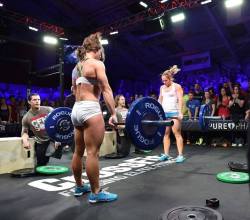 crossfitbutt: dancewithmydemons:  Stacie Tovar and Alessandra Pichelli attacking Open Workout 14.3  Dat Ass! 