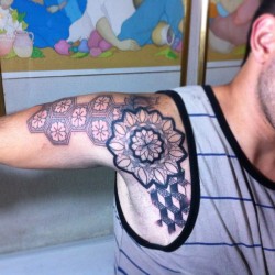 #tattoo #tatuaje #ink #black #negro #geométrico #geometric #flor #mandala #hombro #tinta #primerasesion #venezuela #lara #barquisimeto #gabrieldiaz