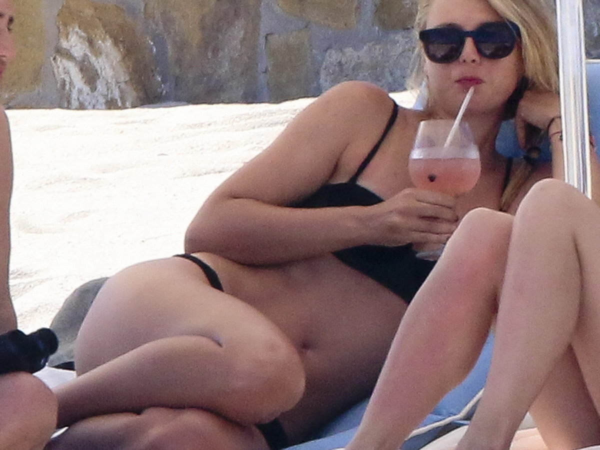 isexycelebrity:   Maria Sharapova wearing sexy bikini on the beach in Los Cabos 29x