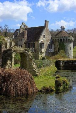 wwkdofficial:  Scotney Castle is an English country house with formal gardens south-east of Lamberhurst in the valley of the River Bewl in Kent, England. It belongs to the National Trust. The central feature is the ruins of a medieval, moated manor house,