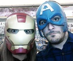 Foto nueva de sidebar y avatar, en Simply venden estas chachi caretas por cuatro duros (evidentemente, no las compramos xD) Mi chico es el Capi y yo Ironman :D  