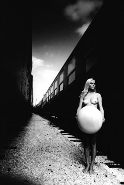 vivipiuomeno1:Francis Giacobetti ph.(France 1939) Untitled (Nude with Train), 1960-1970