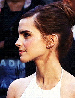 watsongifs:Emma Watson at the London premiere of ‘Noah’ on March 31, 2014