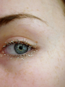 nymphe-etoile:  rubbish quality because it wouldn’t focus but i like glitter (inspo for pretty photos) 