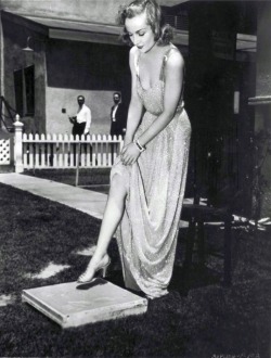 fuckyesoldhollywood:  Carole Lombard putting her footprint on a concrete slab to be placed in front of a Chicago movie theater, taken during the filming of ‘Nothing Sacred’, 1937  Source: caroleandco.wordpress.com
