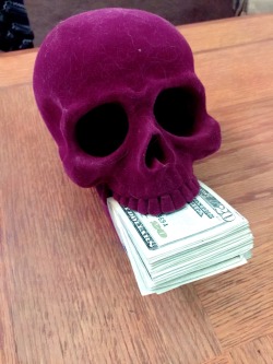 rydenarmani: a velvety skeleton friend here to bring you financial luck this october 🔮✨