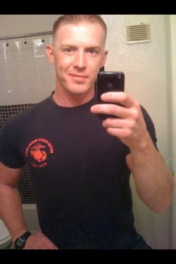 shitilikeandafewofme:  31 Year old Marine, San Antonio TX. If you want more, follow me! http://shitilikeandafewofme.tumblr.com/