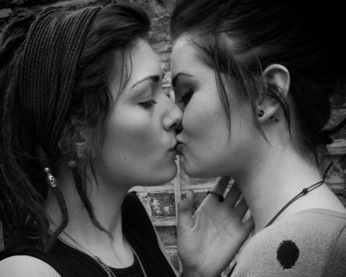 Лесбияночки-подружки лижут друг другу киски