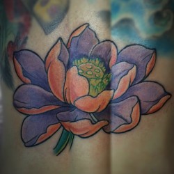#Tattoo #Tatuaje #ink #loto #lotus #lototattoo #color #colors #inked #oriental #neo #tatuajes #naranja #morado #verde #amarillo #pierna #flor #flordeloto #venezuela #lara #barquisimeto #gabodiaz04