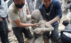 random-and-interesting:  Nepal Earthquake: Over 1,000 deadA powerful earthquake struck Nepal Saturday, killing at least 1,180 people (expected to rise) across a swath of four countries as the violently shaking earth collapsed houses, leveled centuries-old