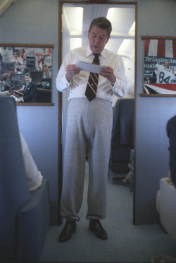 thebalancebeam:  President Reagan in sweatpants talking to staff on Air Force One (20th September 1984) 