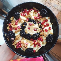 goodhealth-andgoodvibes:  Cinnamon swirl oatmeal topped with banana, blackberries, pomegranate, granola &amp; melted peanut butter Instagram - goodhealthgoodvibes 