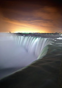 randomanimosity:  applearts: Niagara Falls by Night (via Insight Imaging: John A Ryan Photography) One day. 