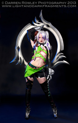 gagaalienqueen:  Heres the full shot of my Tira Cosplay! I made most of it :) but I had alot of help from friends! By Darren Rowley Wig by Charlotte Luna Gauntlets By Justink Becker Blade by ArtyFakes 