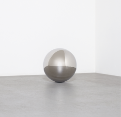 heathwest:Jeppe HeinBig Mirror Ball, 2002Polished steel with motor and sensorsDiameter: 69.9 cm 