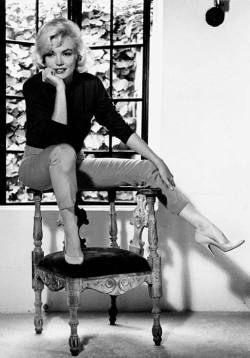 honey-rider:  Marilyn in Ferragamo shoes