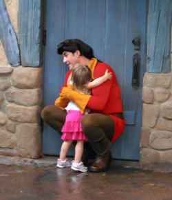 karkat-in-the-tardis:  noodletothedoodle:  tanikayforever:  This was probably the most precious thing ever. After I got my picture taken with Gaston, this adorable little girl ran up to him and started hugging his legs. Gaston got down closer to her and