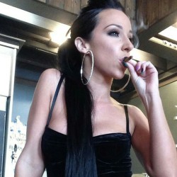 You all know that @jynxiemazie is my favorite porn star but @2cheekzback is a close second. Mira no mas with them loop earrings and smoking a blunt!!! One of the best asses in porn and a face to match, @2cheekzback @2cheekzback @2cheekzback @2cheekzback