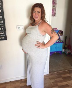 maternityfashionlooks:  Beautiful mommy @magan_lemay looking so amazing right around 39 weeks with baby number 2 ☺️ For top maternity options….shop here: http://amzn.to/1MWKNVs My #1 maternity must have: Black Maternity Leggings 