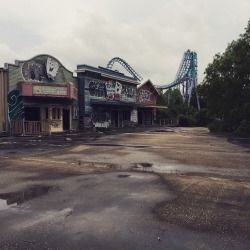 michaelbohnsdong:Drove 1500 miles, jumped off the side of the highway, walked through woods, and risked getting arrested just to see the beautiful abandoned six flags of New Orleans
