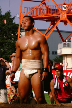 kublakong:  jockedjock:  Sumo!  I could get into sumo, I bet.