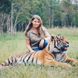 blurrycas:  boredpanda:    Steve Irwin’s Daughter Is Now Grown Up And Keeping Dad’s Legacy Alive    I might actually cry