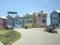 littlelotte-xo:  obxtourists:  vvebkinz:  this is my favorite street ever the houses are so fricking pretty omg  Some of the locals call them Barbie Malibu homes.    i’ll buy one and paint it black. 