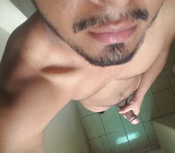 bisexmexico:  Un seguidor gay activo nos comparte la foto de su verga erecta y cabezona