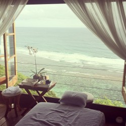 rosy-vibes:  palmist:  imagine lying there just listening to the waves  mhm i wishhh 