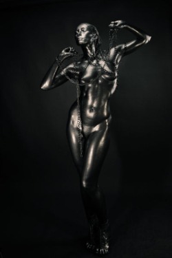 statuefied:  Nude Silver Female Livingstatue 