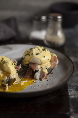 in-my-mouth:  Eggs Benedict on Roasted Brown