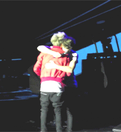  Louis comforting Niall because he was crying on stage 