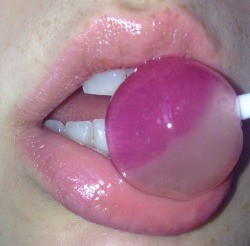 wet–lips–worship:  aesthetic-lips:  Tooth ache  This girls lips 😍🎀