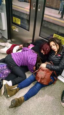 chilewebeopuntocom:  mientras tanto en el metro
