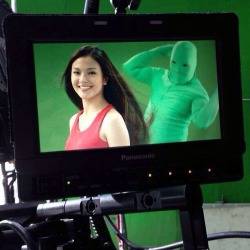 johndarnielle:  saladinahmed:  So apparently, this is a thing: Greenscreen-clad workers who secretly flip models’ hair during shampoo commercials. (via @makingofs on twitter)  if they would leave the mummy in the commercial I would be 200% more likely